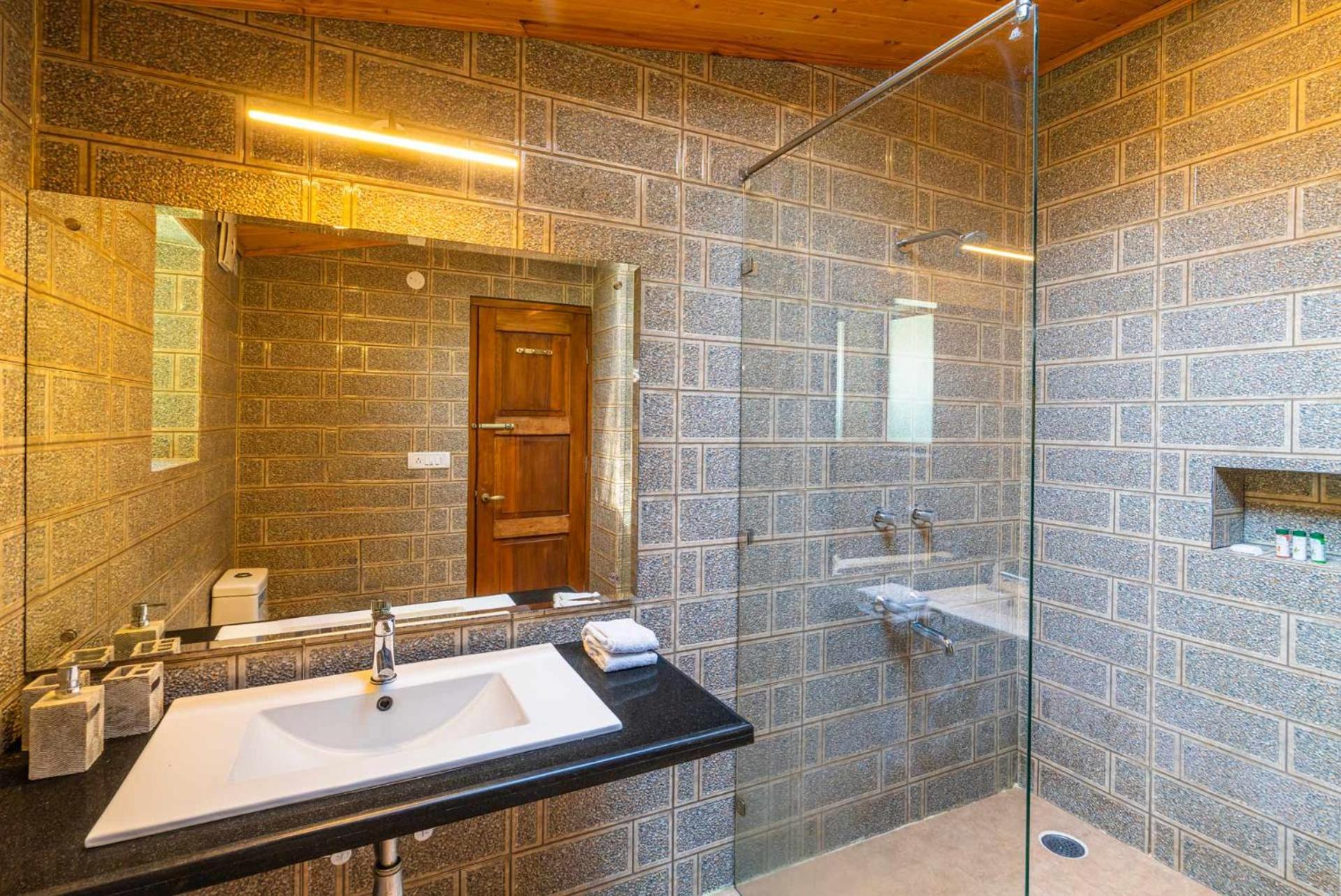 Stayvista At Paris Villa With Pvt Pool & Valley View Kasauli Exterior photo